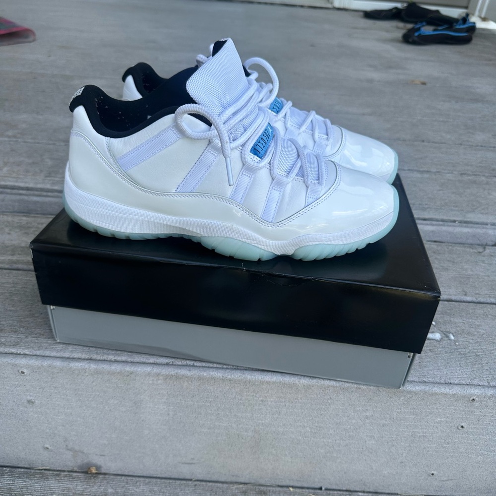 Jordan White and Black Sneakers Sleek Design